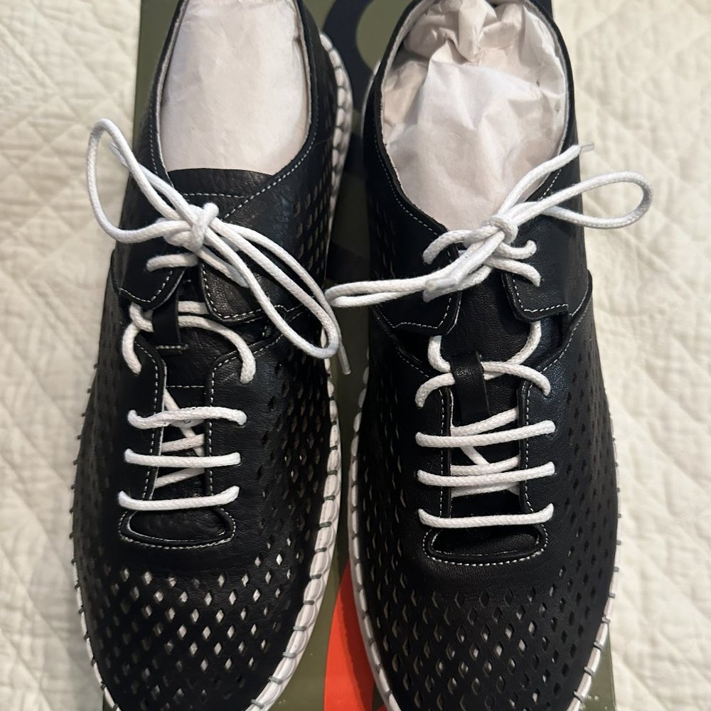 Bueno Dellis Perforated Leather Sneaker Black